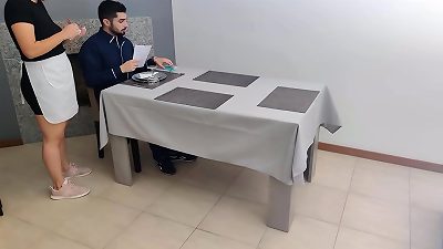 奶油阴道女服务员在餐厅桌子下内射