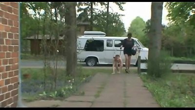 狗女孩奴隶撒尿训练尿在嘴上