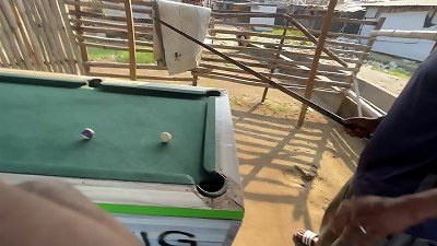 与男朋友一起在斯诺克台球台上度过新年快乐