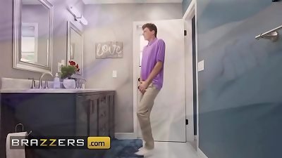 BRAZZERS - 灼热摩洛伊斯兰解放阵线贾斯汀拯救了这一天，并在朱迪的拉链事故后变得变态