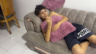 我的继母给了我她甜蜜的缝隙作为药物，我们最终相处得非常好。