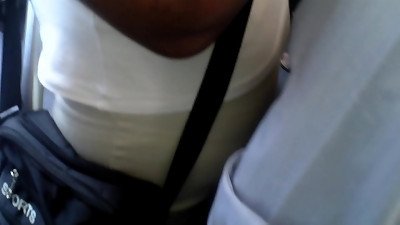两个老家伙在拥挤的公交车上试图摩擦老妈妈的身体