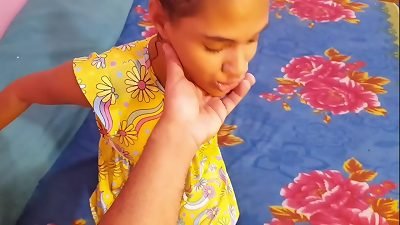 我的继女不喜欢我在她的屁股里插得太深。