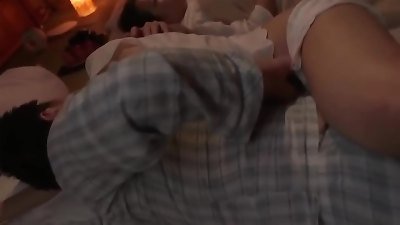 人肉引诱他的妹妹