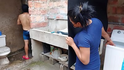 我最终在邻居在继父浴室洗澡时吸入了我的阴茎！贫民窟色情