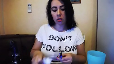 贪得无厌的顽皮拉丁家庭主妇早上刷牙时吹气和乳交