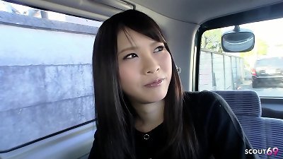 娇小的中国适龄女孩在未经审查的 JAV 试镜中与猫的紧张放松鸡蛋高潮聊天